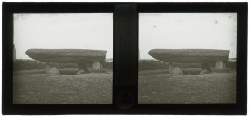 Locmariaquer. - La Table des Marchands : l'extérieur (vues 1-4), l'allée couverte (vues 5-6), l'intérieur du tumulus (vues 7-8), la dalle sculptée (vues 9-10) ; la partie supérieure du grand menhir brisé (vues 11-12), le menhir brisé (vues 13-14), le dolmen de Kerveresse (vues 15-16), le dolmen de Kerran (vues 17-18).